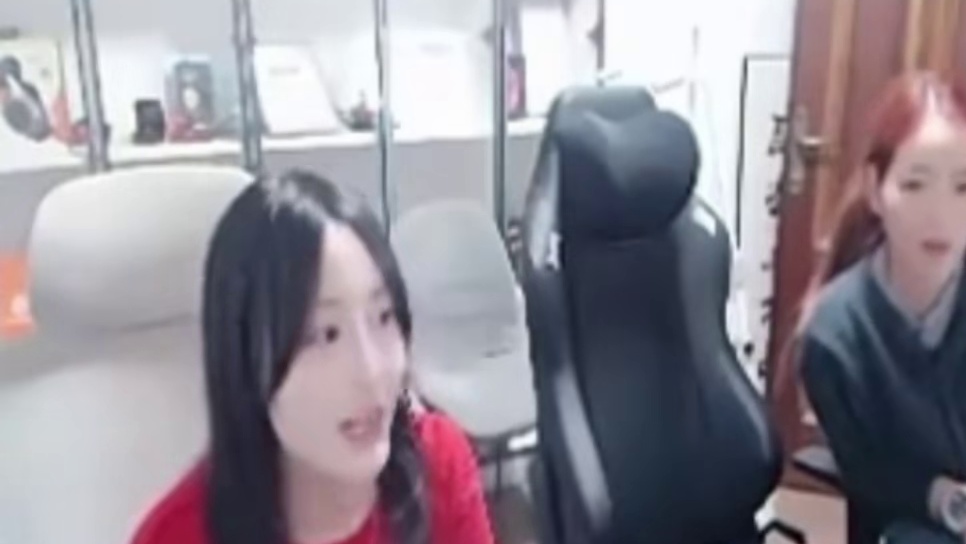 菲姐来绝迹直播间看比赛 绝迹出门AG就拿分进来就输 菲姐茜茜直接将其锁在门外