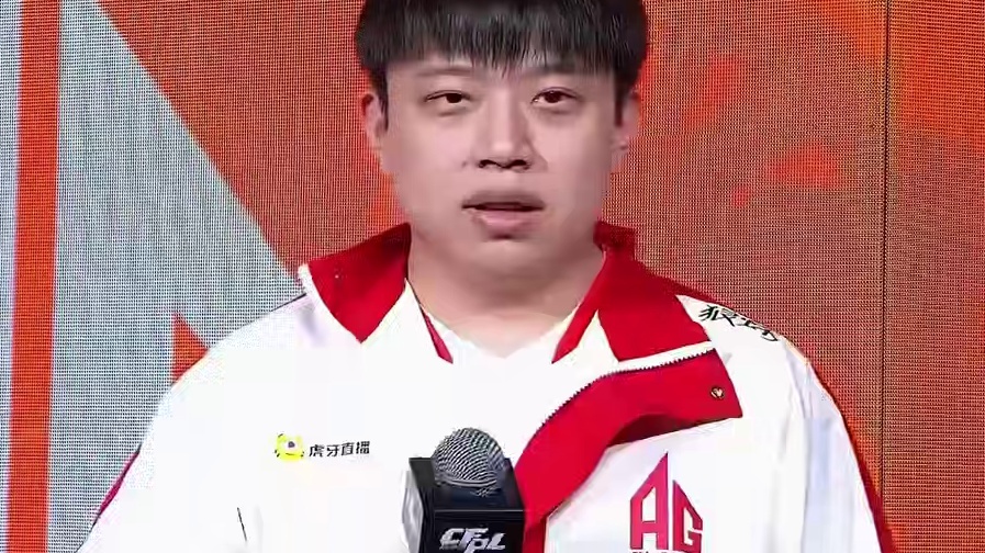 菲姐看宠儿赛后采访元宵节祝福是排位多上豆，菲姐说他昨天还在通宵打排位黑眼圈太重了