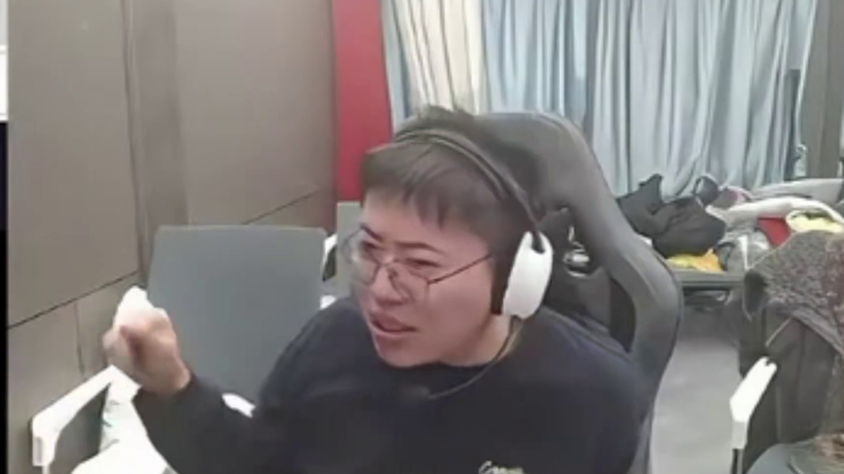 众主播看三角洲主播清雨毁号事件！