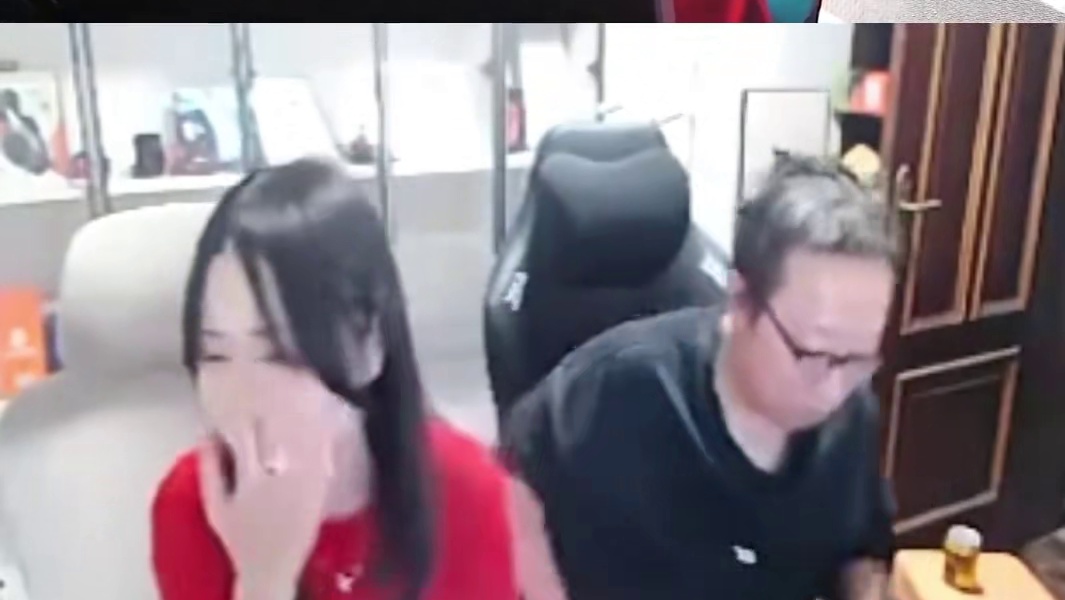 菲姐透露绿豆与绝迹打架，说绿豆这么好的脾气 被绝迹气的直接甩键盘，绝迹怕绿豆揍他，最后给绿豆道了歉#