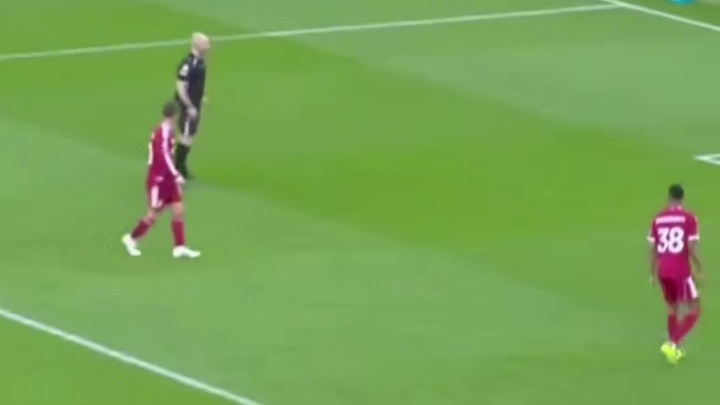 范戴克关键头球建功 VAR判定进球有效