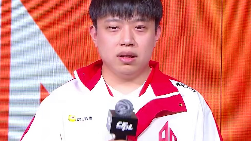 网瘾少年宠儿黑眼圈愈发明显，前一天晚上通宵打排位，今天打比赛还拿MVP，采访祝大家排位多上豆直接给菲