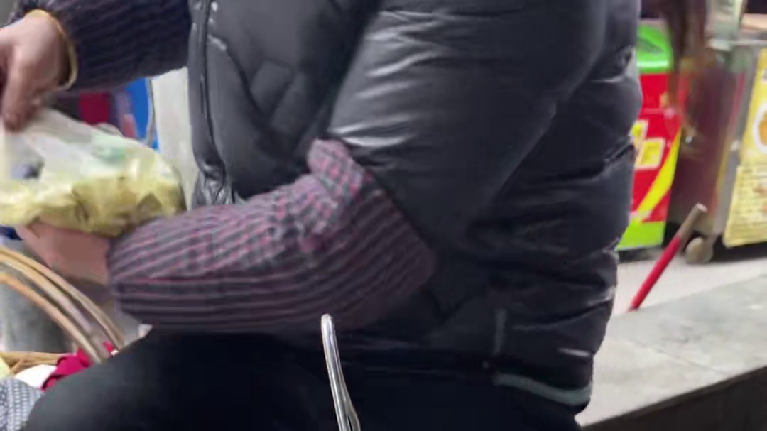 贵阳街边小吃烤小豆腐一份60片，不是很嫩，蘸上辣椒面就还行