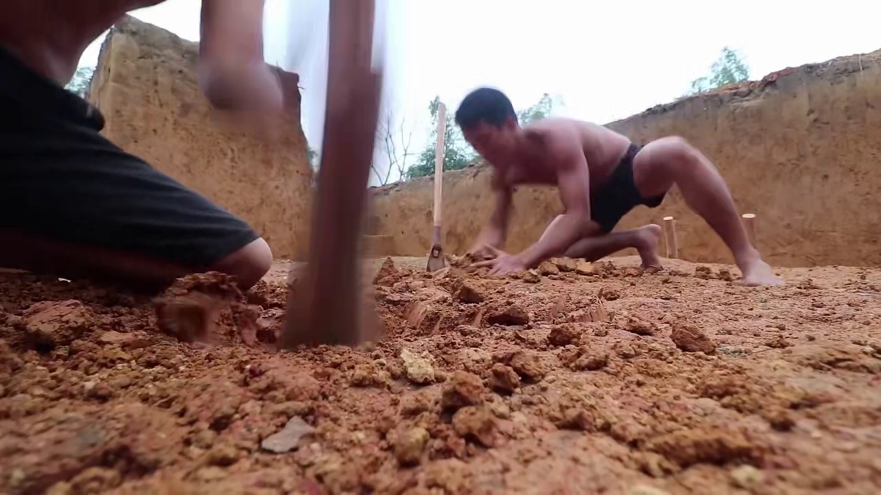 荒野建造，穷小子俩兄弟徒手修建造型怪异的马桶泳池房。