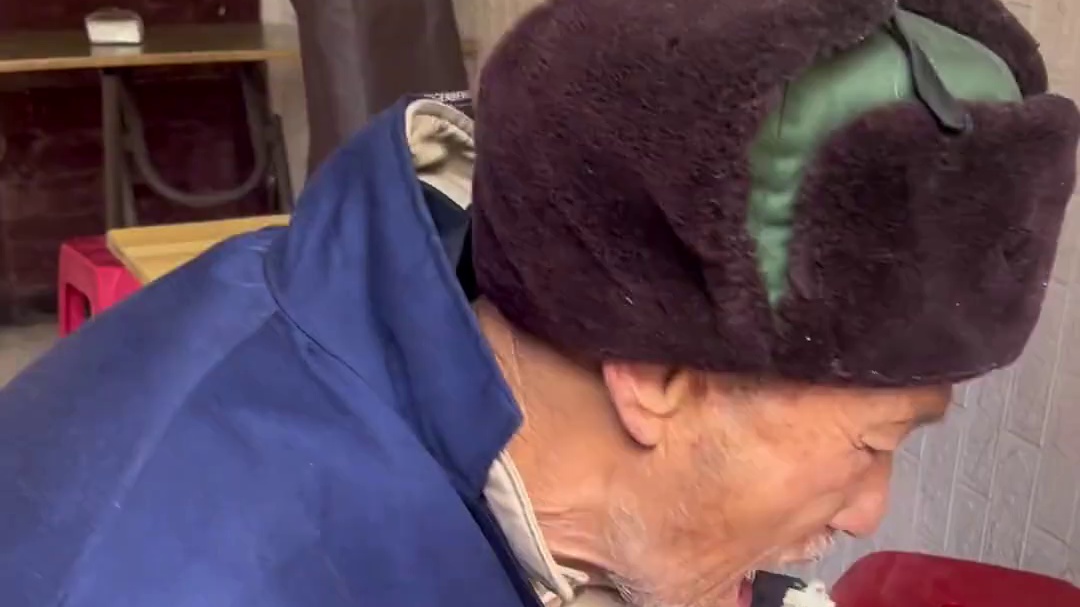 湖北云梦县早酒摊的特色美食 酒风彪悍，一份肝腰合炒配上当地的豆皮汤