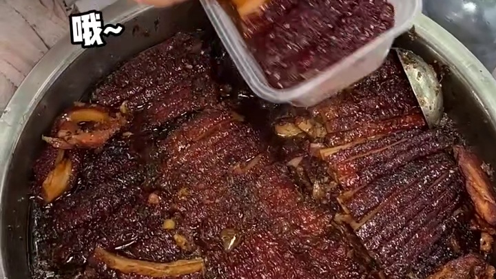 总要来一次山城重庆感受一下地道的街头美食吧，真的太好吃了～