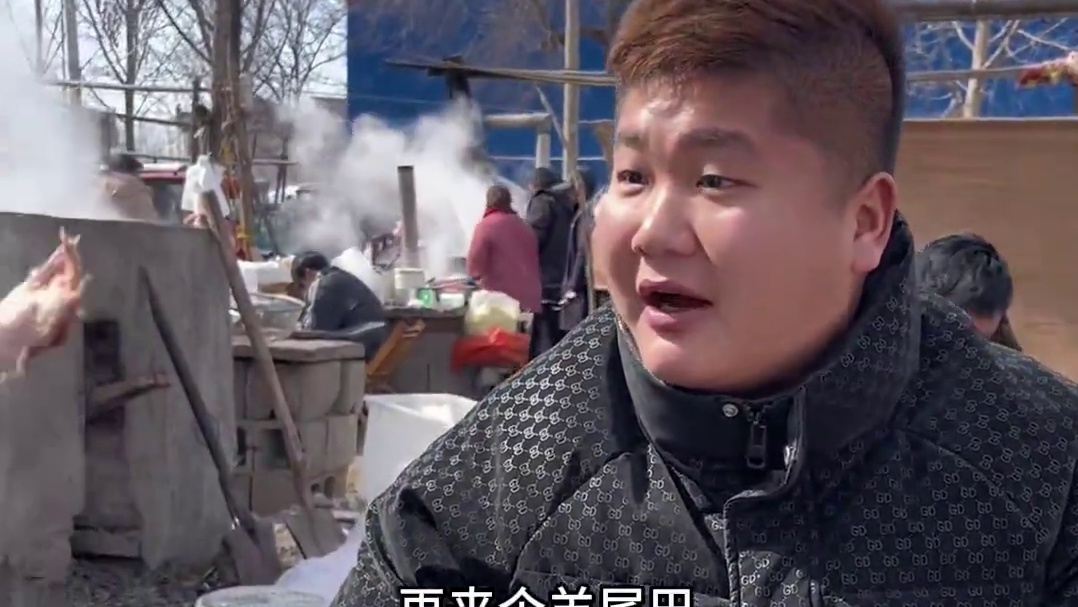 山东大集羊肉摊 一碗羊鞭 羊尾巴 羊蛋 羊骨髓汤，配上瓜干酒太补了