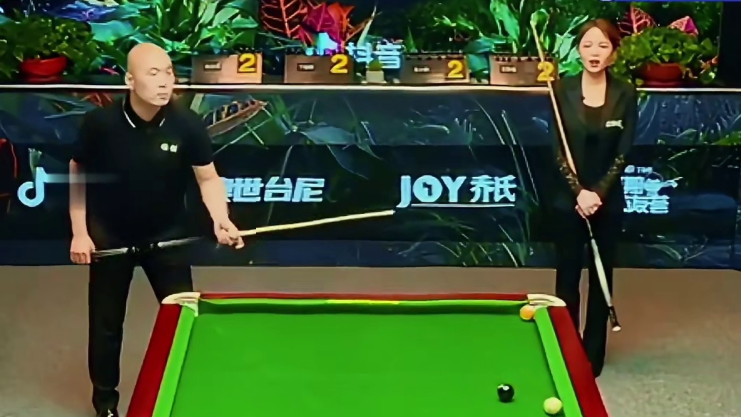 丁俊晖打中八，是不是降维打击 丁俊晖