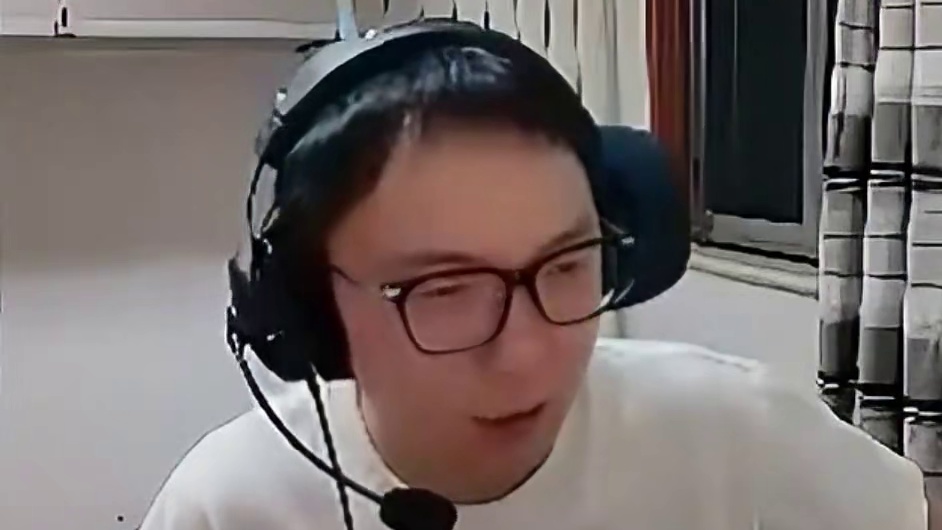 AG异域凶猛进攻打得超子无奈托腮，米哥直言Doo今天状态一般 但四个步枪手很来劲