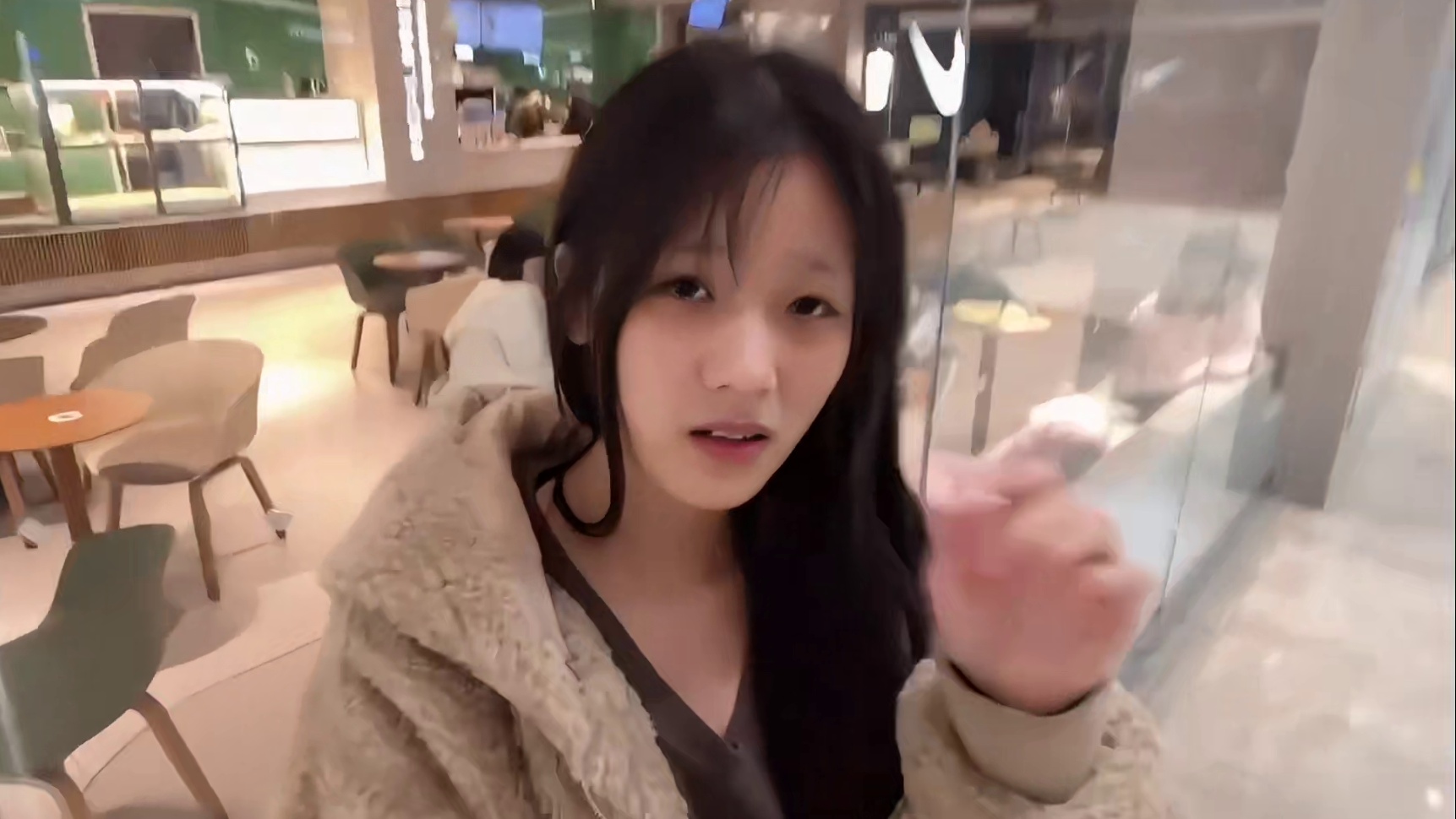 偶遇下头女 想让她打车回家