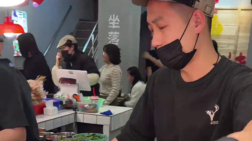 街头麻辣烫全家福，每种拿一串猜猜多少钱？