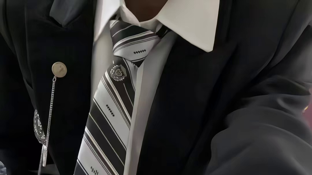 把心动系在领带上，等你拆封～