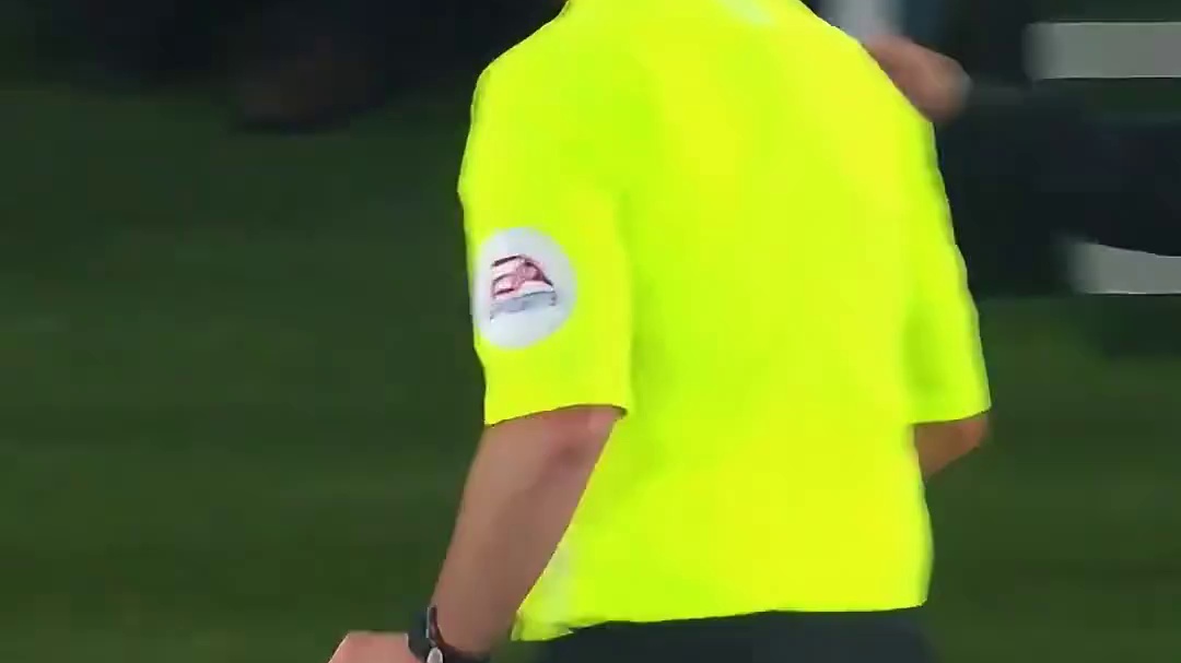 主帅整活现场，穆帅意外吃牌