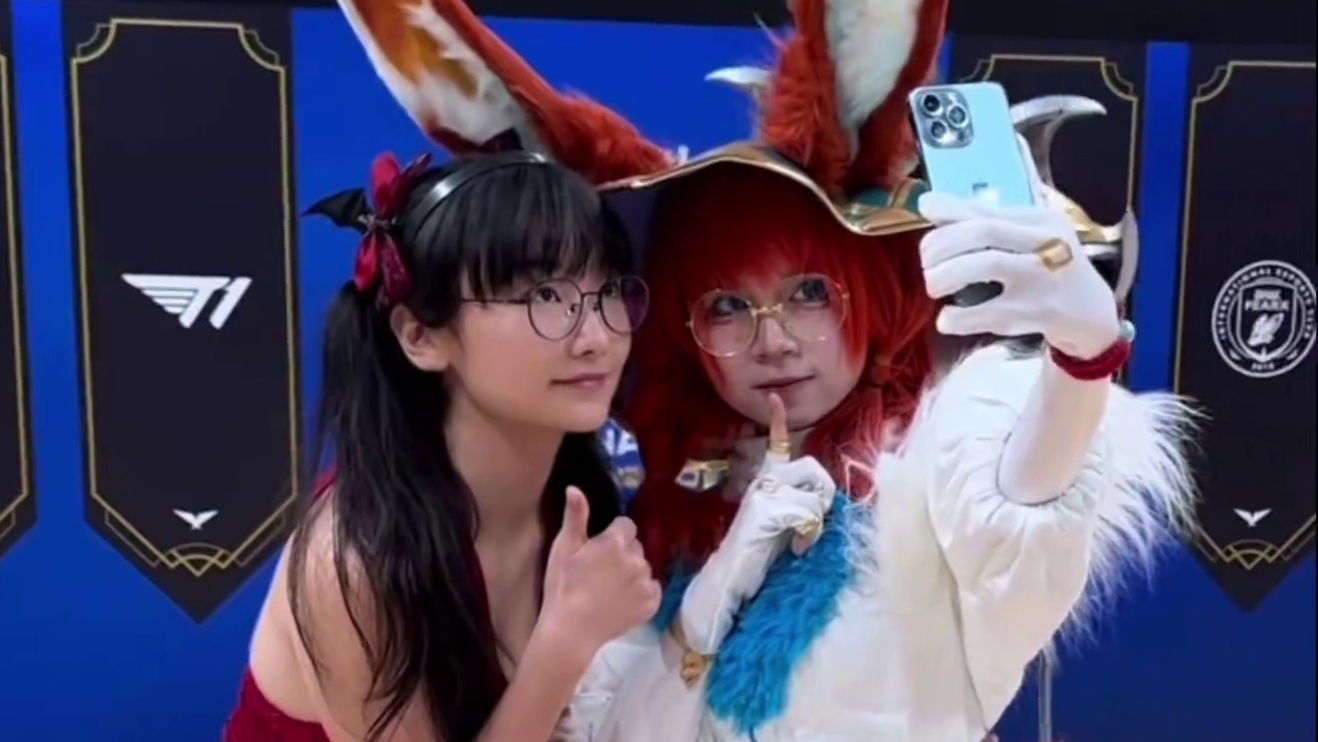 女版Faker穿裙子看决赛硬控..