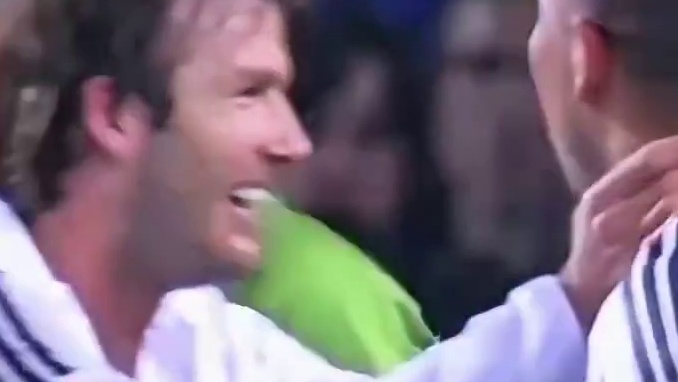 足球比赛名场面 球技好真的可以有点任性