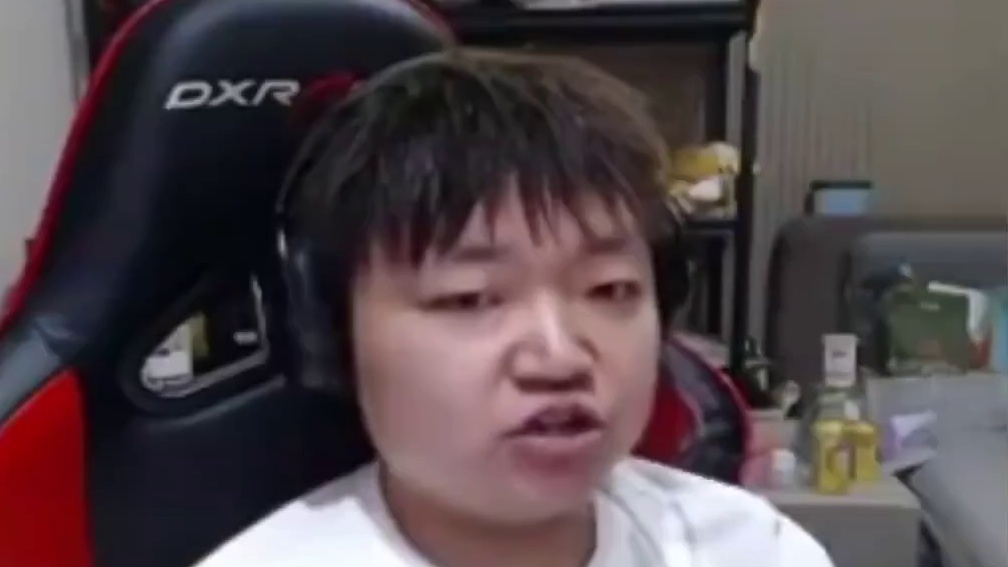 各大职业选手们看，宠儿QBZ三连秒。身位和枪法的结合，全员卧槽！