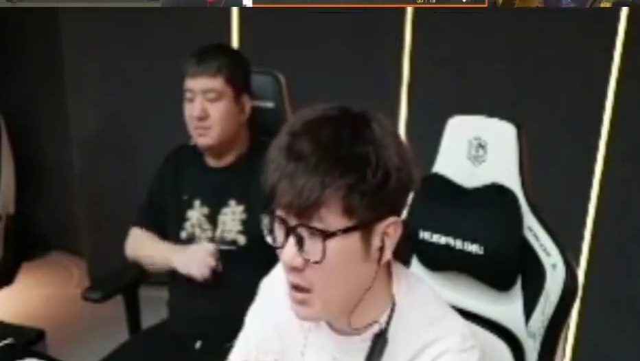 EDG比赛给白鲨看爽了，弹幕嘲讽微笑赶紧退役吧别害人了，刚说完微笑就拿下两个五杀给白鲨爽飞了，疯狂阴