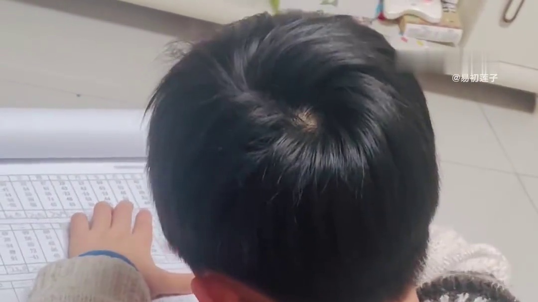 昨晚非要玩Ipad
磨得我最后只好说：写一篇珠算题才能玩。
等以后上小学了写作业会不会也一直跟我讲条