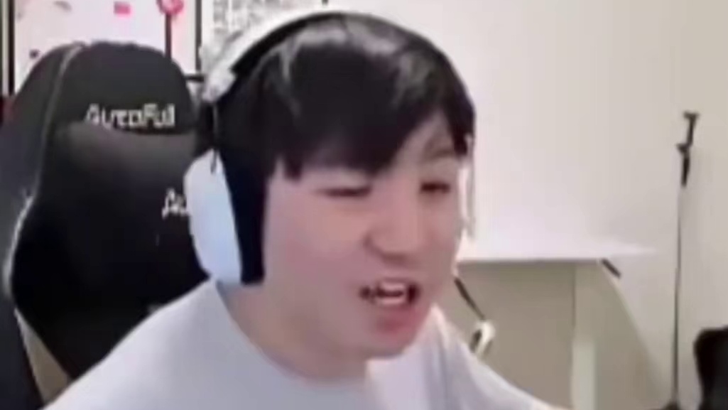 哇塞恭喜，崩哥和马哥谈恋爱啦！
马哥好美呀！
Sask 和 Mage 都是电竞圈解说，直播意外曝光恋