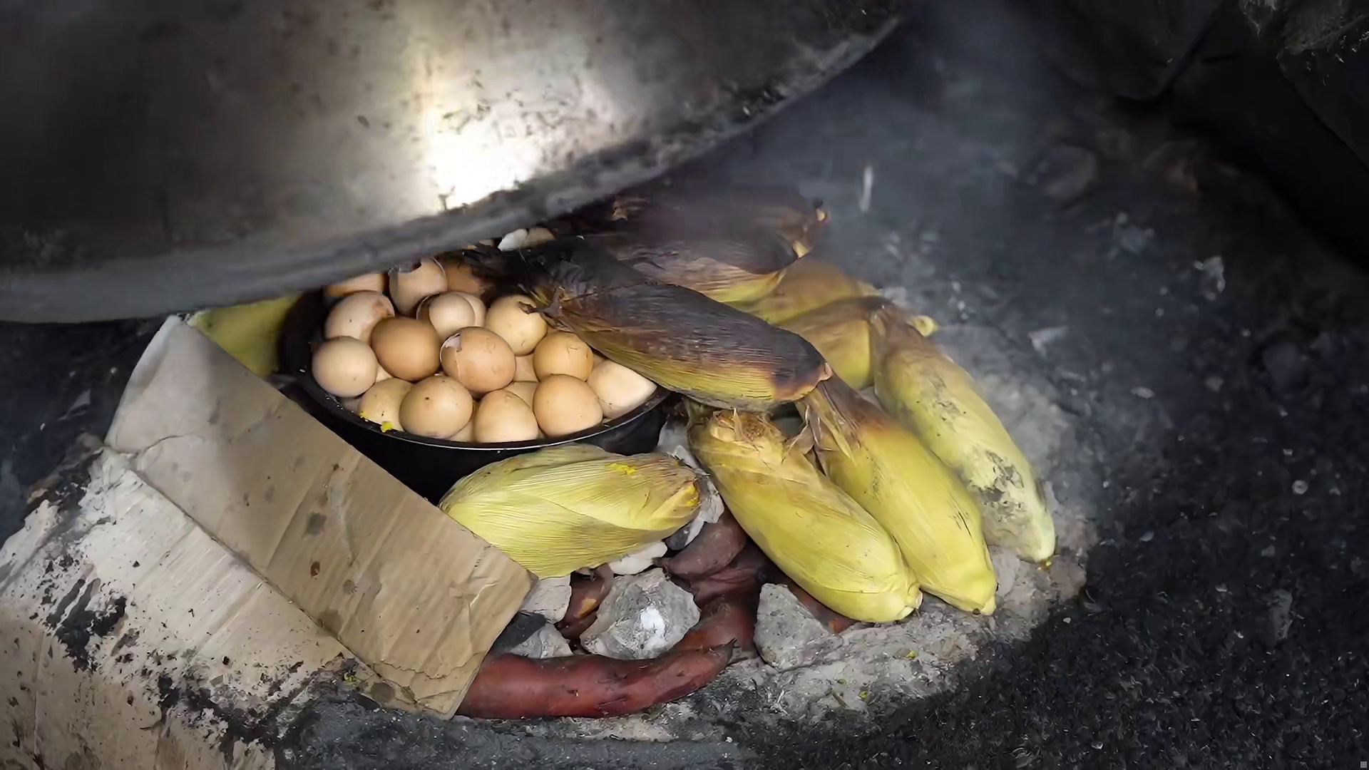 漳州阿姨用石头烤鸡29年，先烧石头再烤鸡，过年1天能卖300只