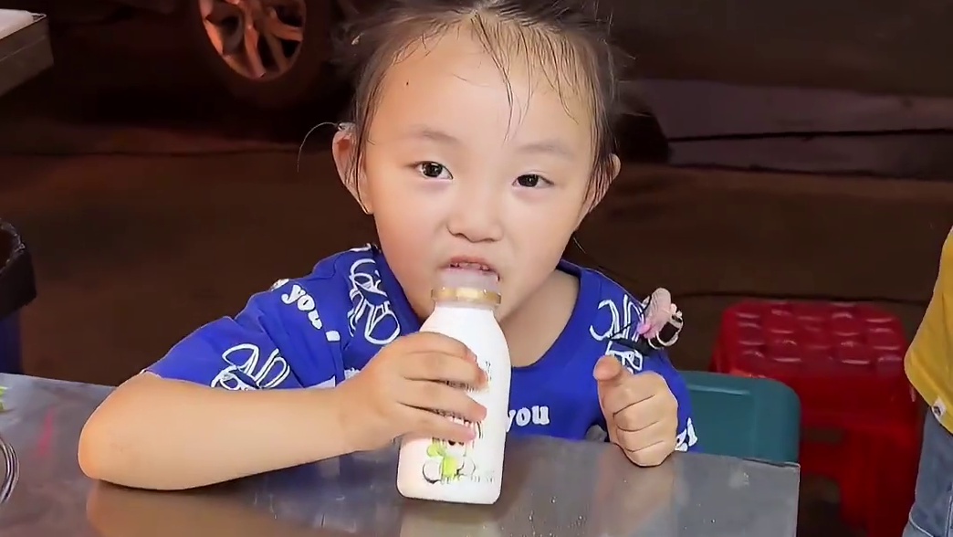 街头无声鸡蛋仔，小妹妹应该就是妈妈无声世界里的小星星吧！太可爱了！