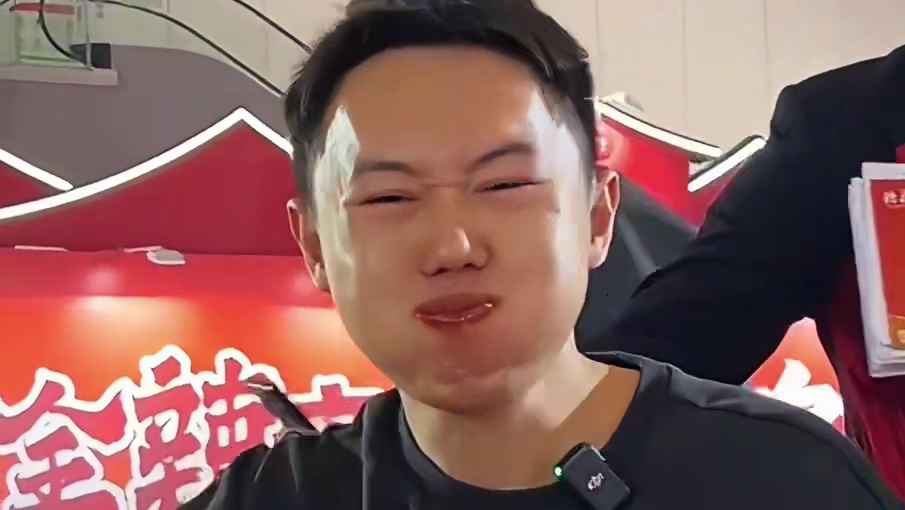 成都街头暴辣火锅挑战，不辣就是想奶奶了