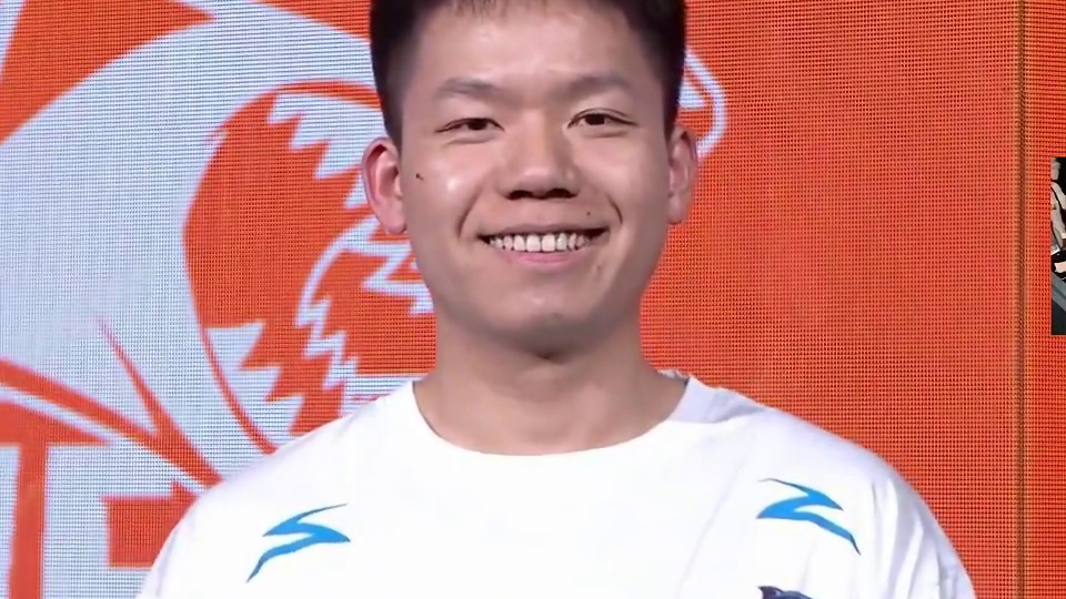 老白看念旧赛后采访节目效果拉满，高情商鼓励四个队友，最后不忘和宠儿隔空互动