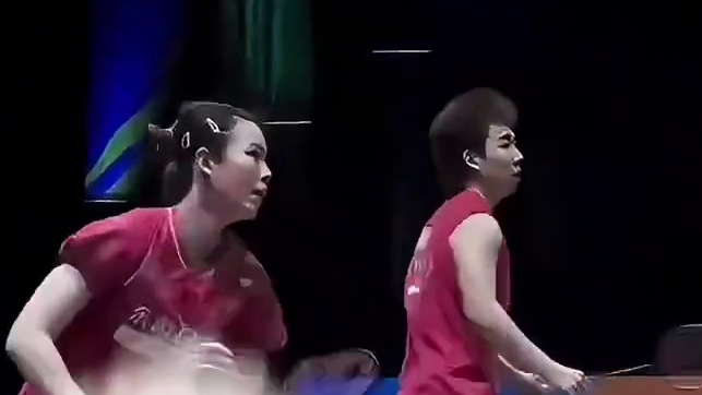 卫冕冠军郭新娃/陈芳卉鏖战三局击败印尼组合，晋级全英赛四强