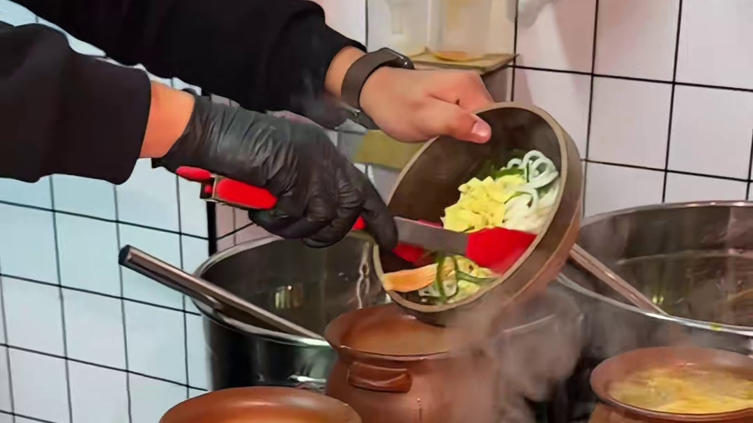 石家庄街边罐罐米线！肉酱得真的好好吃！好多小吃可以加！