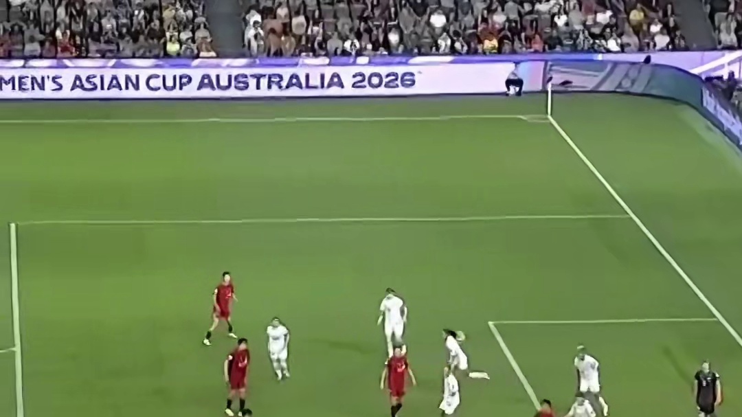 头球破门梅开二度！张馨传中喂到嘴边，李晴瞳轻松顶进，中国女足3-0大比分领先！