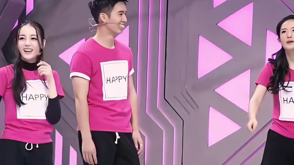 何炅这是老花眼了吗？哈哈……
