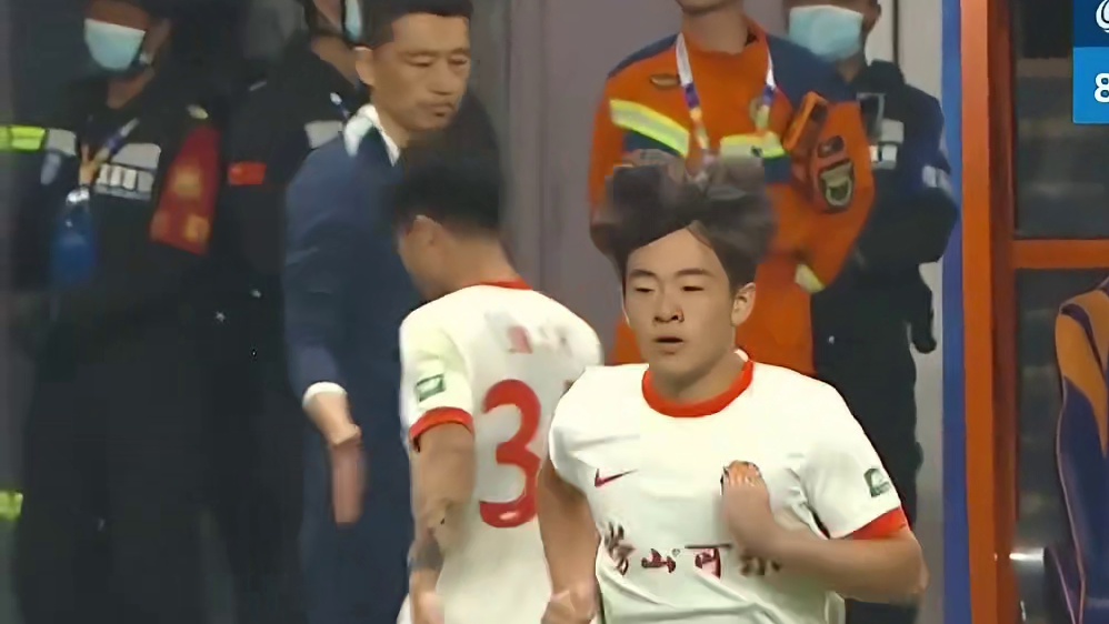 千呼万唤始出来，邝兆镭第86分钟替补登场完成个人中超生涯首秀  #足球