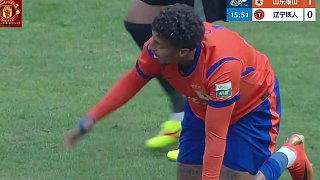 中超首戰(zhàn)泰山主場三球完勝鐵人?。ㄐ∨纸庹f版）