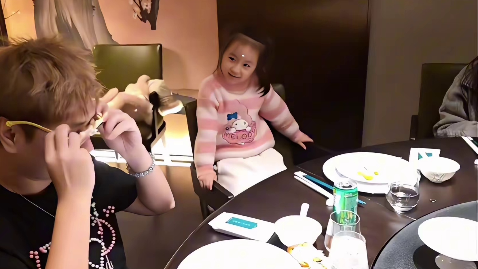 小金：我的黄毛父亲挺帅的嘛