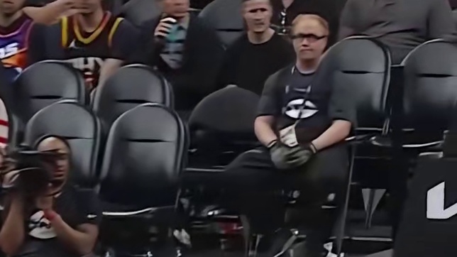 莫兰特炸球过掉防守人，超级拉杆轻松上篮得分