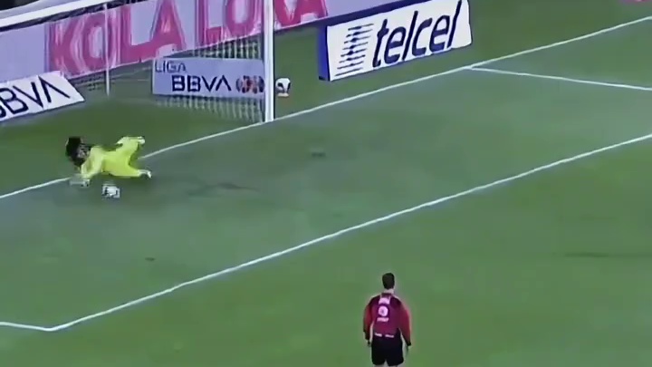 比赛进入关键时刻，守门员准备迎接挑战！#足球