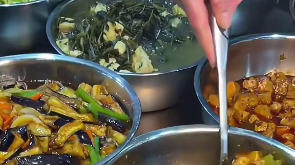 路边摊盒饭一份8，饭菜随便添经济实惠吃饱饱的！