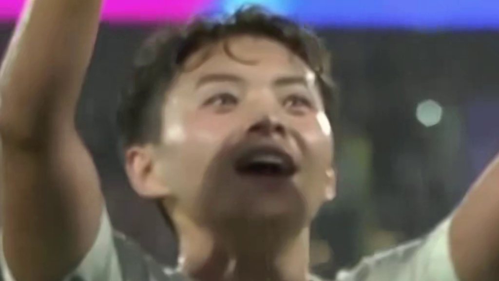 这是输不起吗？VAR判罚中国女足进球有效，朝鲜女足全员围攻裁判，导致比赛长时间中断，VAR和肉眼你信