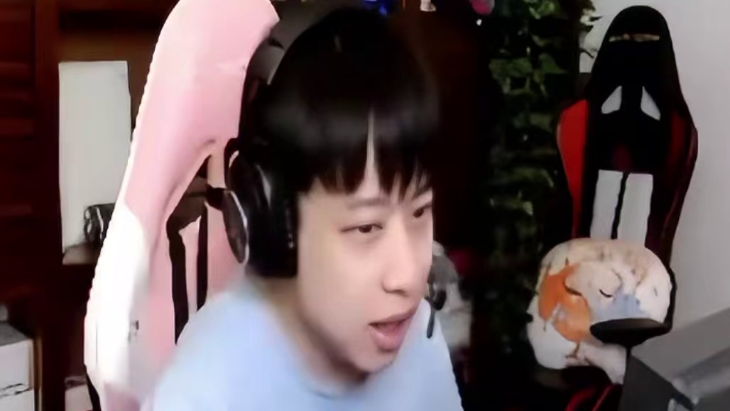 宠儿谈欧欧现在身兼指挥突破辅狙职责，因此状态起伏很正常，表示之前双幻神版本是欧欧的巅峰