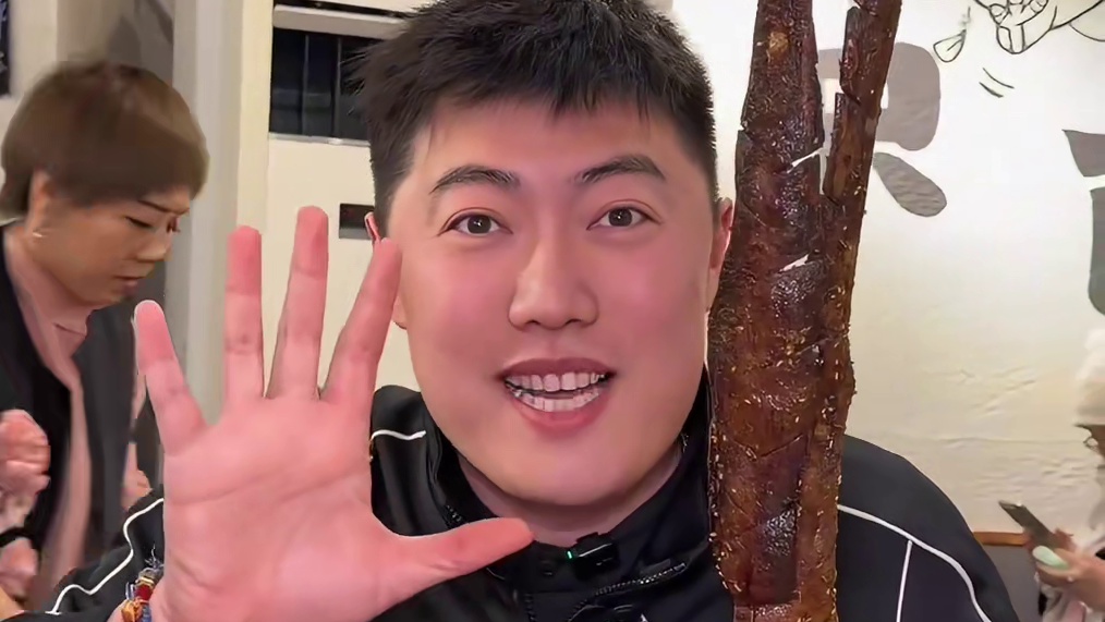 沈阳街头100元烧烤盲盒3元一串的半米大串真的很东北