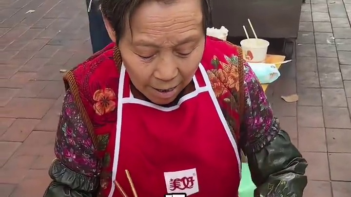 成都校门口的老奶奶炸串，20块一大盆这合理吗？