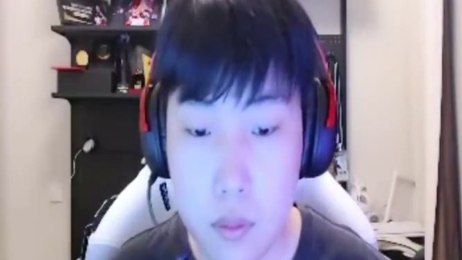 Doo排位四杀被草莓嘲讽，直接回怼草莓你行你上，结果草莓一出手就拉了坨大的