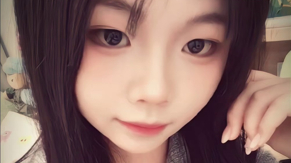 其实我是一个拧巴的人 但我一直在充当明媚的角色.