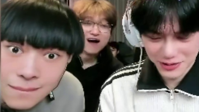 还以为小小烟要站起来了...