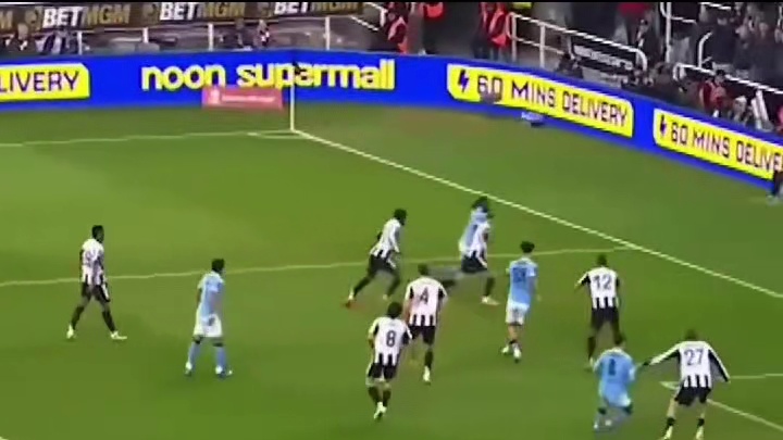 站着也能轻松进球，曼城球员霸气操作引爆全场