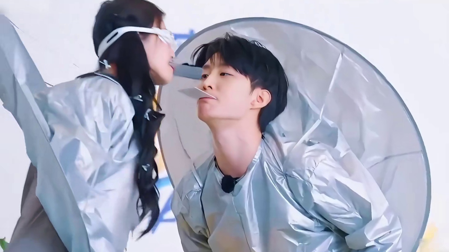 范丞丞黑炭粉传递游戏喷了李昀锐一脸黑炭粉，李昀锐：我容易吗我