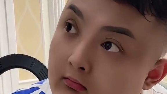 大半夜不睡觉看出事了