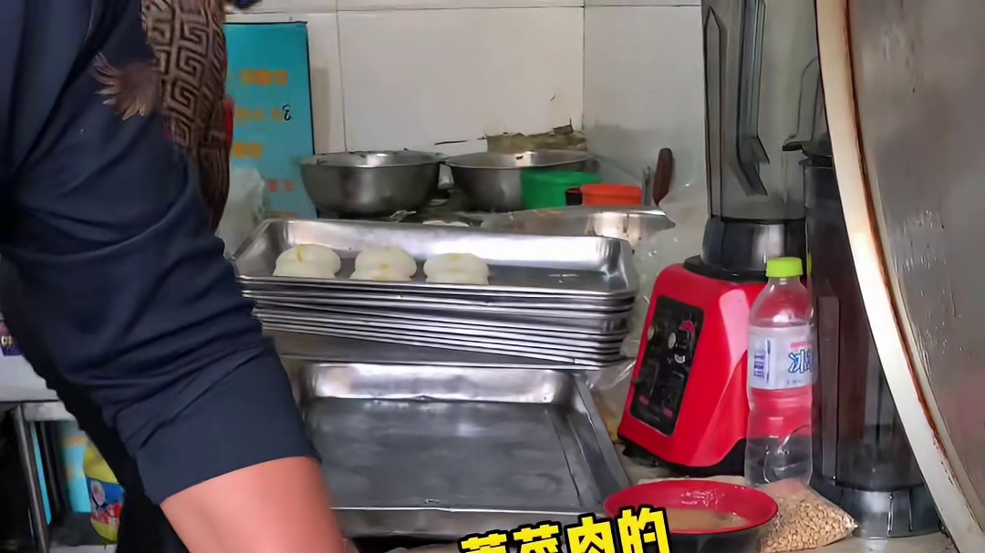 兴山路早市受欢迎是有原因的，光这个馅饼就能让我来吃好几次！