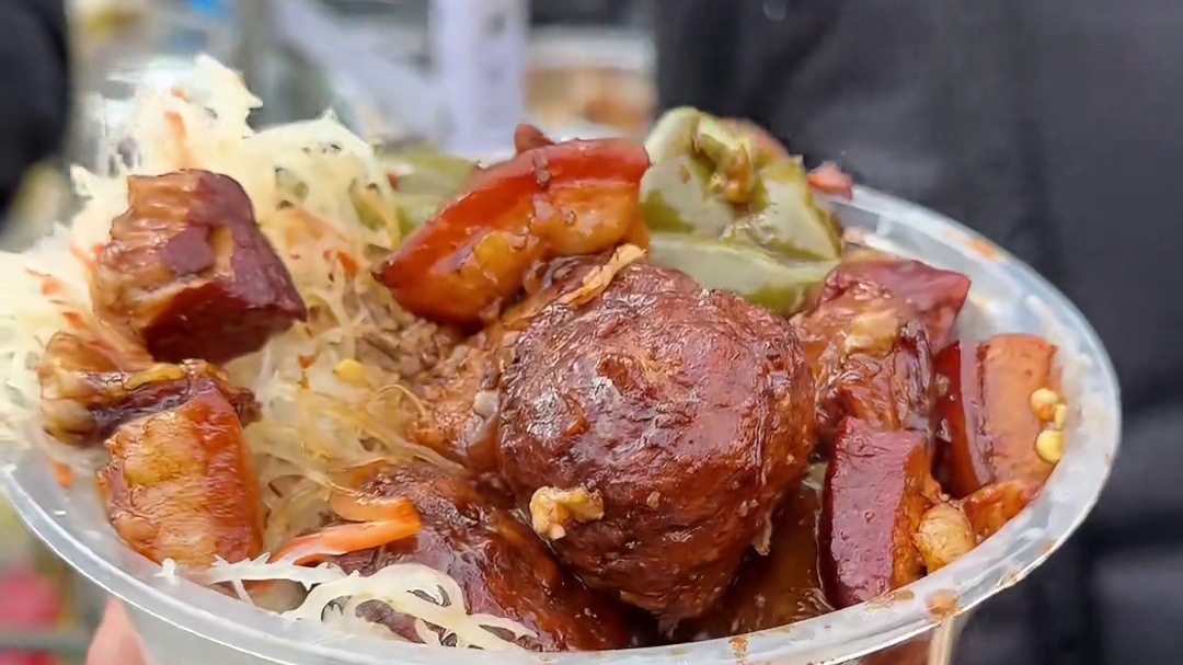 沈阳美食，红烧肉盖饭