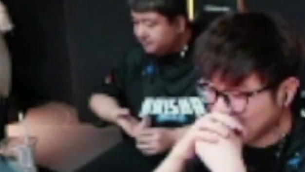 白鲨谈七七是对掏推荐的，白鲨历届狙击第一枪都很空，再谈04的doo已经大满冠了